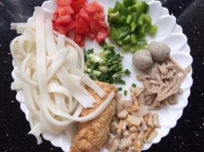 先准备好所有材料，再把猪肉丸、肉卷，西红柿，青甜椒，香葱切好准备。