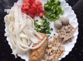 先准备好所有材料，再把猪肉丸、肉卷，西红柿，青甜椒，香葱切好准备。