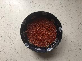 红豆先用清水浸泡四小时以上，我是直接过夜了