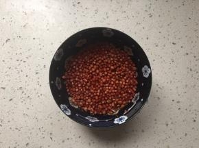 红豆先用清水浸泡四小时以上，我是直接过夜了