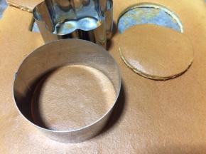 烤好的蛋糕用慕斯模具压出跟模具大小的蛋糕形状。