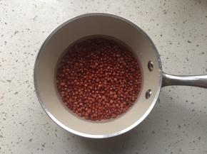 洗净滤干水份，倒入锅内，加入煮豆子用的水