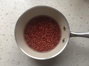 洗净滤干水份，倒入锅内，加入煮豆子用的水