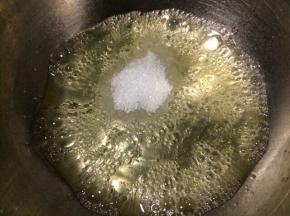 柠檬汁挤入蛋白中，细砂糖分三次加入蛋白中，蛋白用电动打蛋器打一下有大鱼眼泡状，加入第一次细砂糖打发。