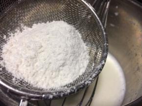 筛入低筋面粉，搅拌至无颗粒状。