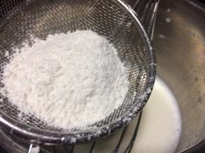 筛入低筋面粉，搅拌至无颗粒状。