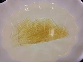 跟16步骤一样，吉利丁片同样用冷水泡入。