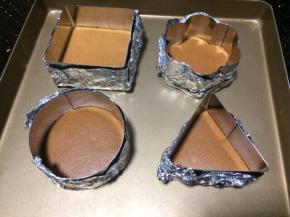 把蛋糕片放入模具中。