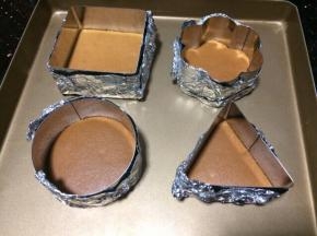 把蛋糕片放入模具中。