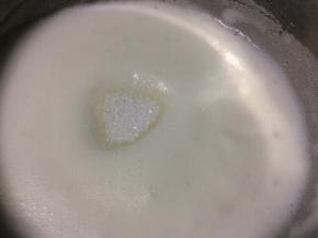 蛋白细腻无任何鱼眼泡，但是还很软，大概5分左右，再加入第三次细砂糖打发至硬性发泡。