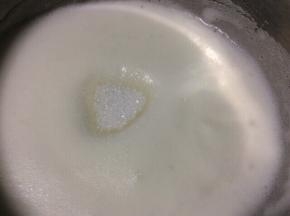 蛋白细腻无任何鱼眼泡，但是还很软，大概5分左右，再加入第三次细砂糖打发至硬性发泡。