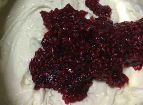 淡奶油加入10克细砂糖打发至初见纹路，大概5-6分发，，再放入树莓果酱搅拌均匀。树莓果酱是前几天做的，需要自己做的亲可以看之前发布的配方。