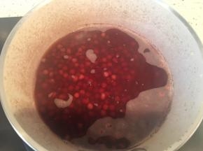 煮十分钟后关火焖10分钟，如此反复两三次。至豆子软烂