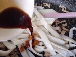 再放入河粉倒入生抽炒均。