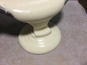 烤盘垫入一张大小适合的油纸，把面糊倒入，抹平。