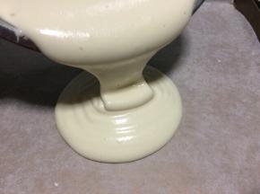 烤盘垫入一张大小适合的油纸，把面糊倒入，抹平。