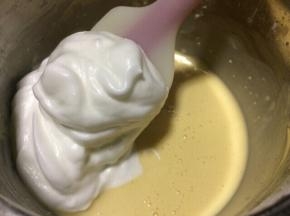 再把打好的蛋白霜取三分之一放入面糊中用切拌手法混合均匀。