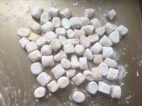 加一些淀粉防粘，红薯芋圆就初步做好了