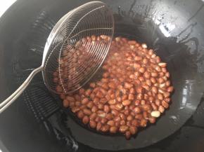 倒入花生米，关火，炸几秒钟，颜色稍微变深