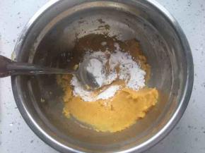 分次加入木薯粉揉匀