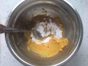 分次加入木薯粉揉匀