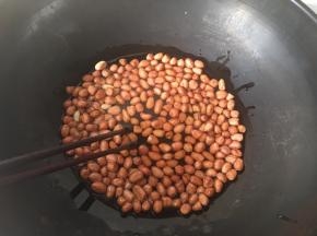 用筷子来回拨动