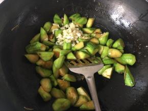 放入蒜末，关火，炒匀