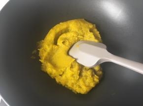 南瓜捣成泥后放入不粘锅中火炒一下，因为南瓜水份太多了