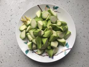 丝瓜切成滚刀块，姜切丝
