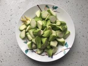 丝瓜切成滚刀块，姜切丝