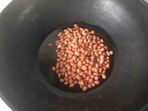 冷锅冷油下入花生米，用最小火开始炸，油比炒菜的稍微多点就可以