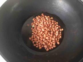冷锅冷油下入花生米，用最小火开始炸，油比炒菜的稍微多点就可以