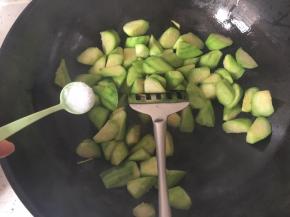 加入盐炒匀