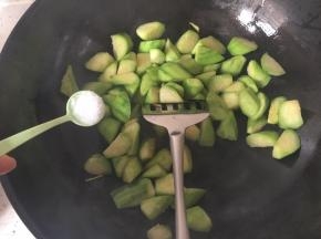加入盐炒匀