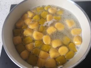 煮到芋圆浮起来，就和煮饺子差不多