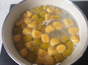 煮到芋圆浮起来，就和煮饺子差不多