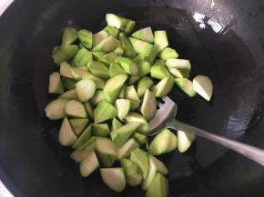 放入丝瓜翻炒