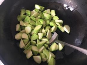 放入丝瓜翻炒