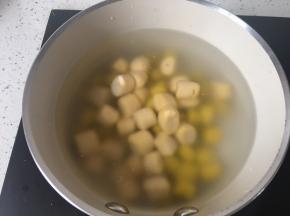 烧一锅开水，放入芋圆，煮大约六七分钟，