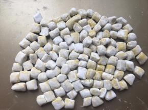 接下来和做红薯芋圆一样，分次加粉，揉成面团，切块