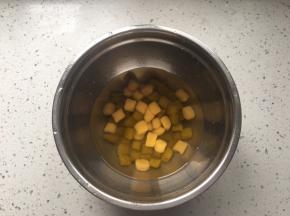 芋圆煮好后马上过冷水，可以多换几次冷水