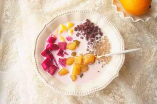 碗中加入牛奶，放入芋圆，水果，蜜豆，煮好的西米。美美的开吃了。