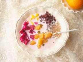 碗中加入牛奶，放入芋圆，水果，蜜豆，煮好的西米。美美的开吃了。