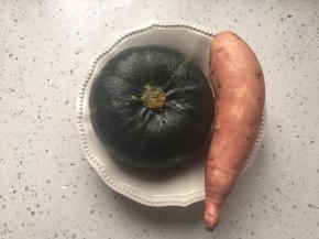 贝贝南瓜和红薯洗净