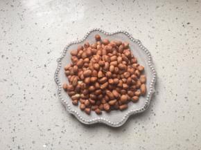 花生米用水冲一下，用厨房纸机擦干