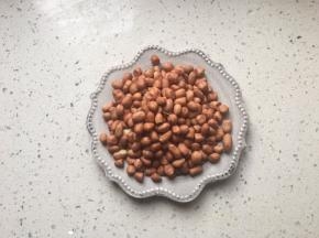 花生米用水冲一下，用厨房纸机擦干