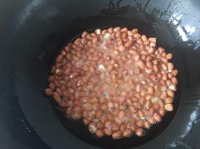 炸到花生米微微变色，皮爆开