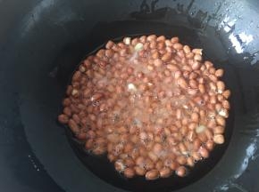 炸到花生米微微变色，皮爆开