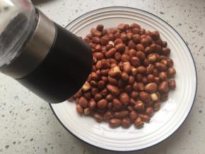 均匀撒少许食盐