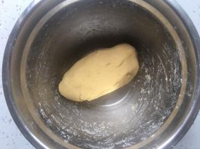 揉成光滑不粘手的面团